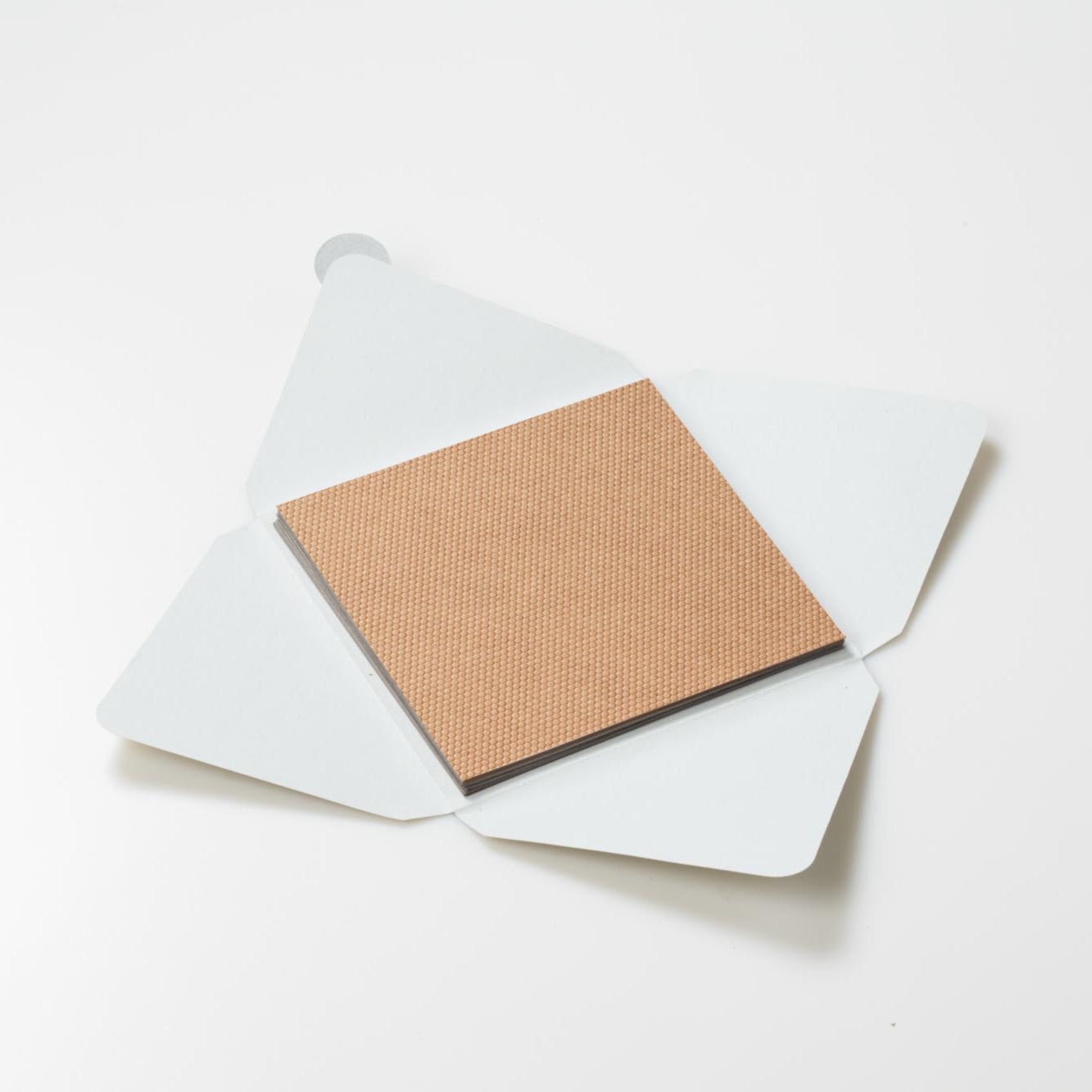 Kit di fogli "Avana embossing Nido d'Ape" formato origami 15 cm x 15 cm - Manamant Paper Tales -FGB770168M2D